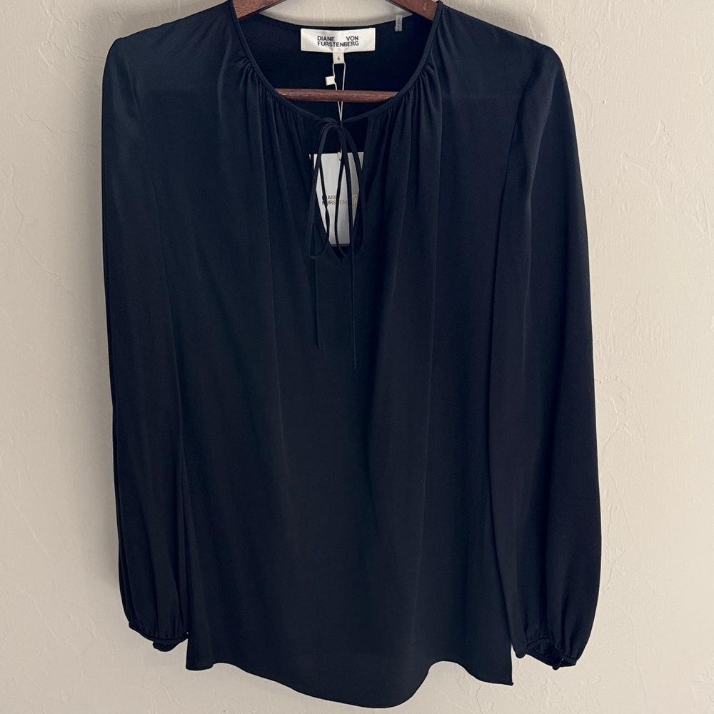 Diane Von Furstenberg Black Long Sleeve Key Hole Blouse